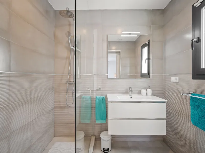 Amazing sea views from the beautifully presented 5 bedroom 6 bathroom villa finished to a very high standard, the light in this beautiful villa flows through from every side, large floor to ceiling windows in every room allows the sunlight to flood in, wi