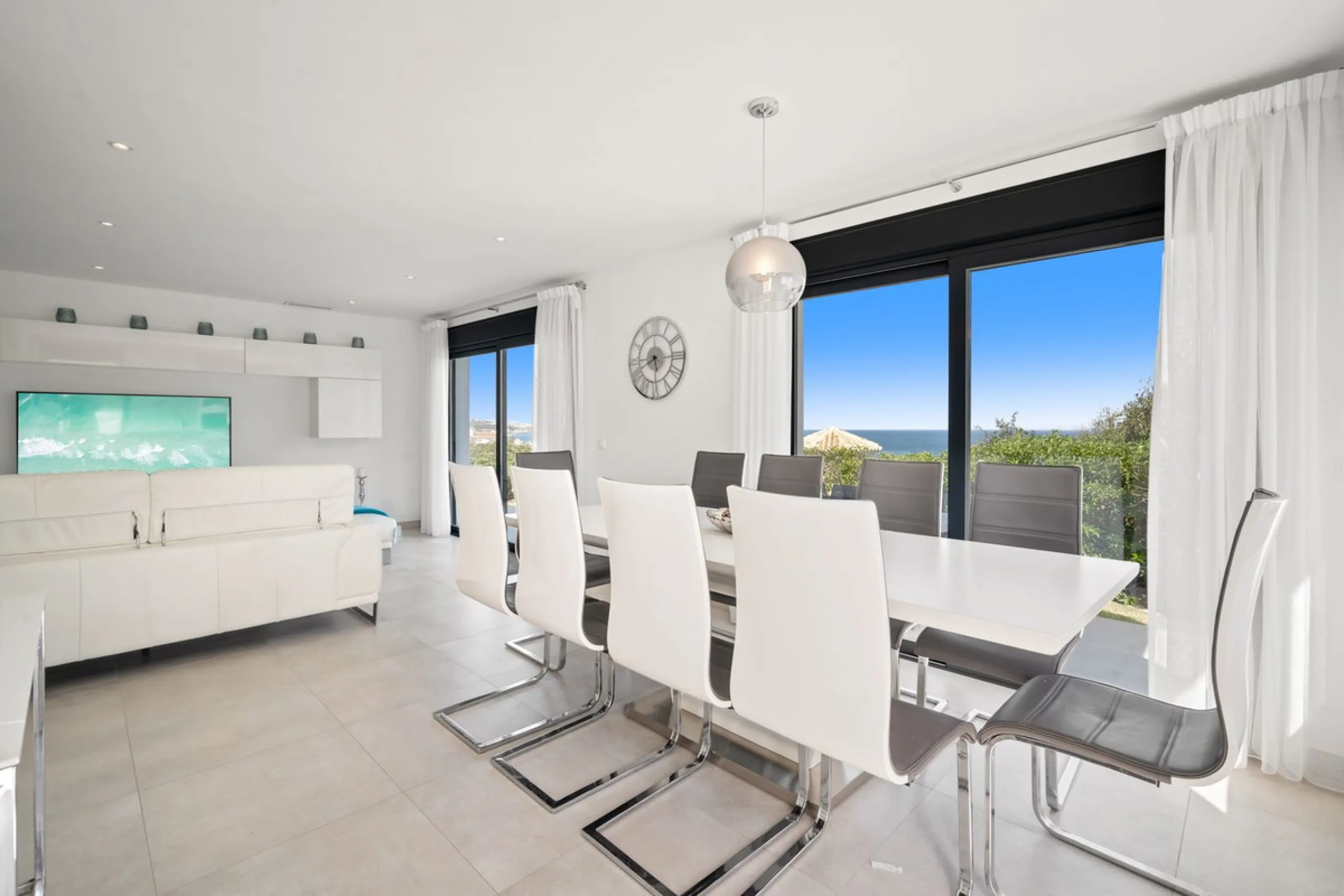 Amazing sea views from the beautifully presented 5 bedroom 6 bathroom villa finished to a very high standard, the light in this beautiful villa flows through from every side, large floor to ceiling windows in every room allows the sunlight to flood in, wi