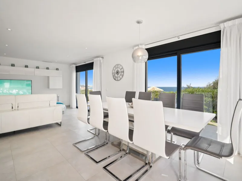 Amazing sea views from the beautifully presented 5 bedroom 6 bathroom villa finished to a very high standard, the light in this beautiful villa flows through from every side, large floor to ceiling windows in every room allows the sunlight to flood in, wi