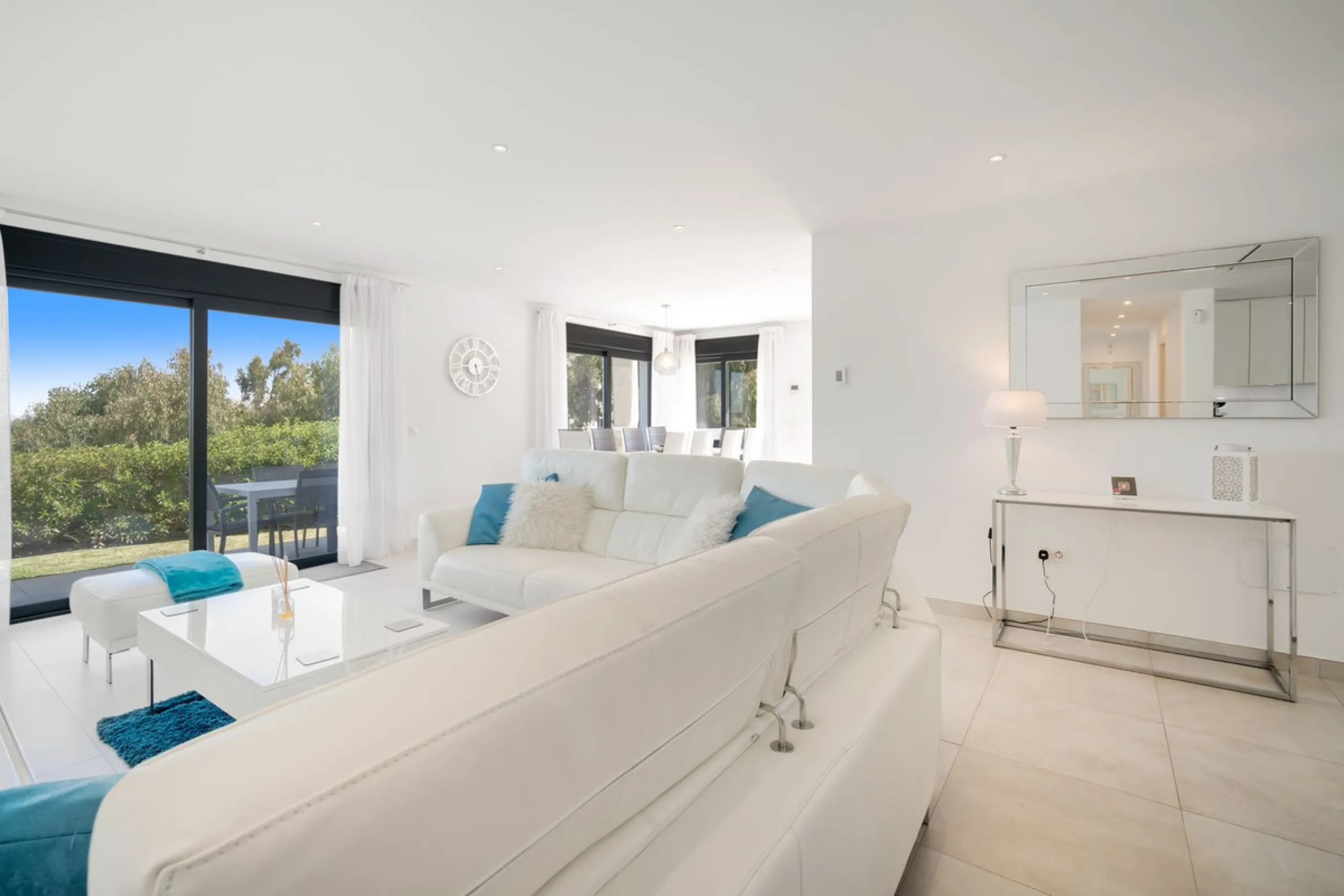 Amazing sea views from the beautifully presented 5 bedroom 6 bathroom villa finished to a very high standard, the light in this beautiful villa flows through from every side, large floor to ceiling windows in every room allows the sunlight to flood in, wi
