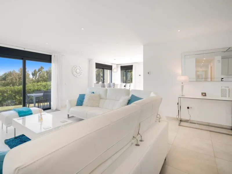 Amazing sea views from the beautifully presented 5 bedroom 6 bathroom villa finished to a very high standard, the light in this beautiful villa flows through from every side, large floor to ceiling windows in every room allows the sunlight to flood in, wi