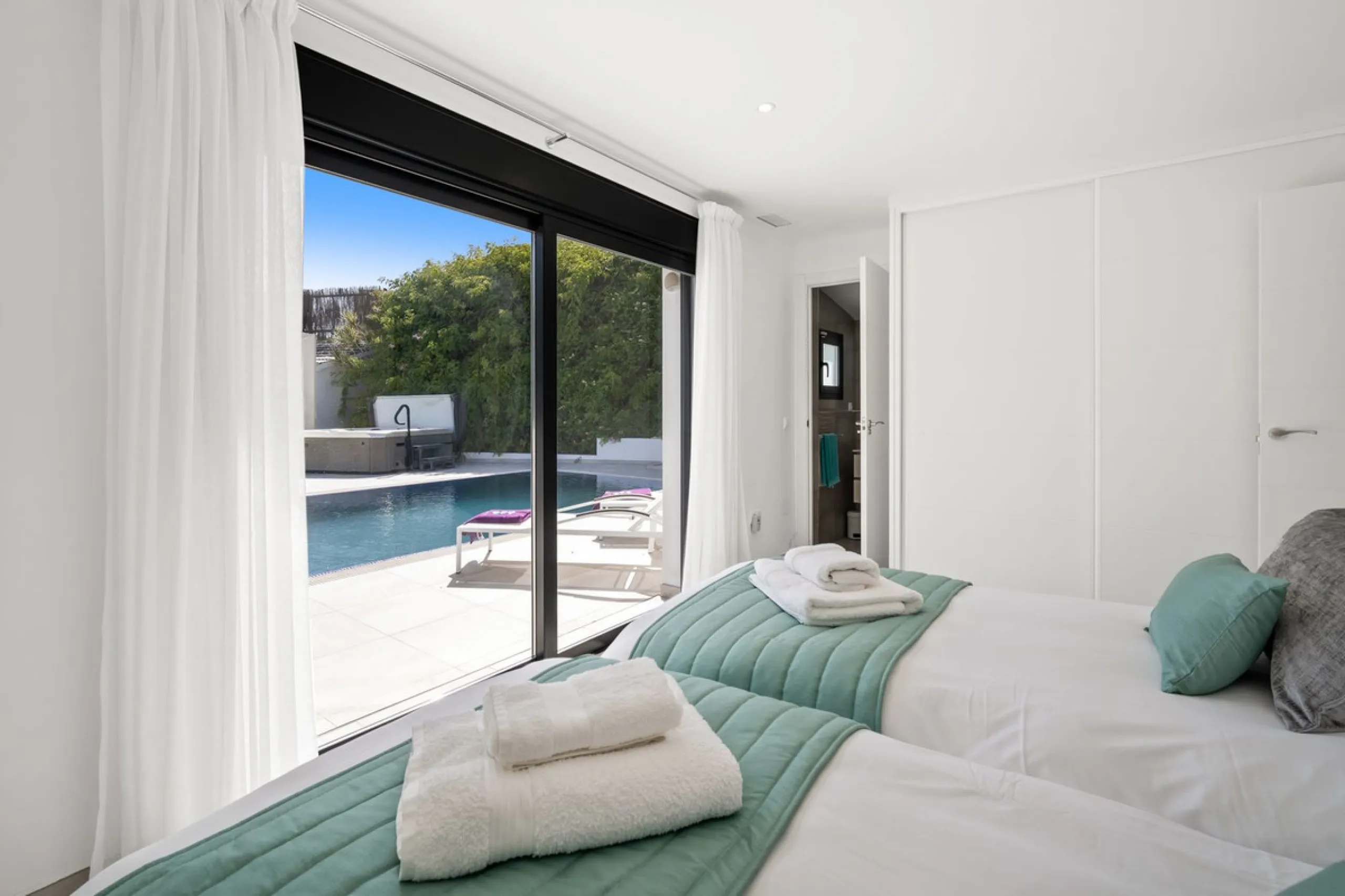 Amazing sea views from the beautifully presented 5 bedroom 6 bathroom villa finished to a very high standard, the light in this beautiful villa flows through from every side, large floor to ceiling windows in every room allows the sunlight to flood in, wi