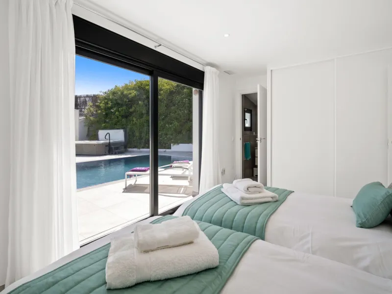 Amazing sea views from the beautifully presented 5 bedroom 6 bathroom villa finished to a very high standard, the light in this beautiful villa flows through from every side, large floor to ceiling windows in every room allows the sunlight to flood in, wi