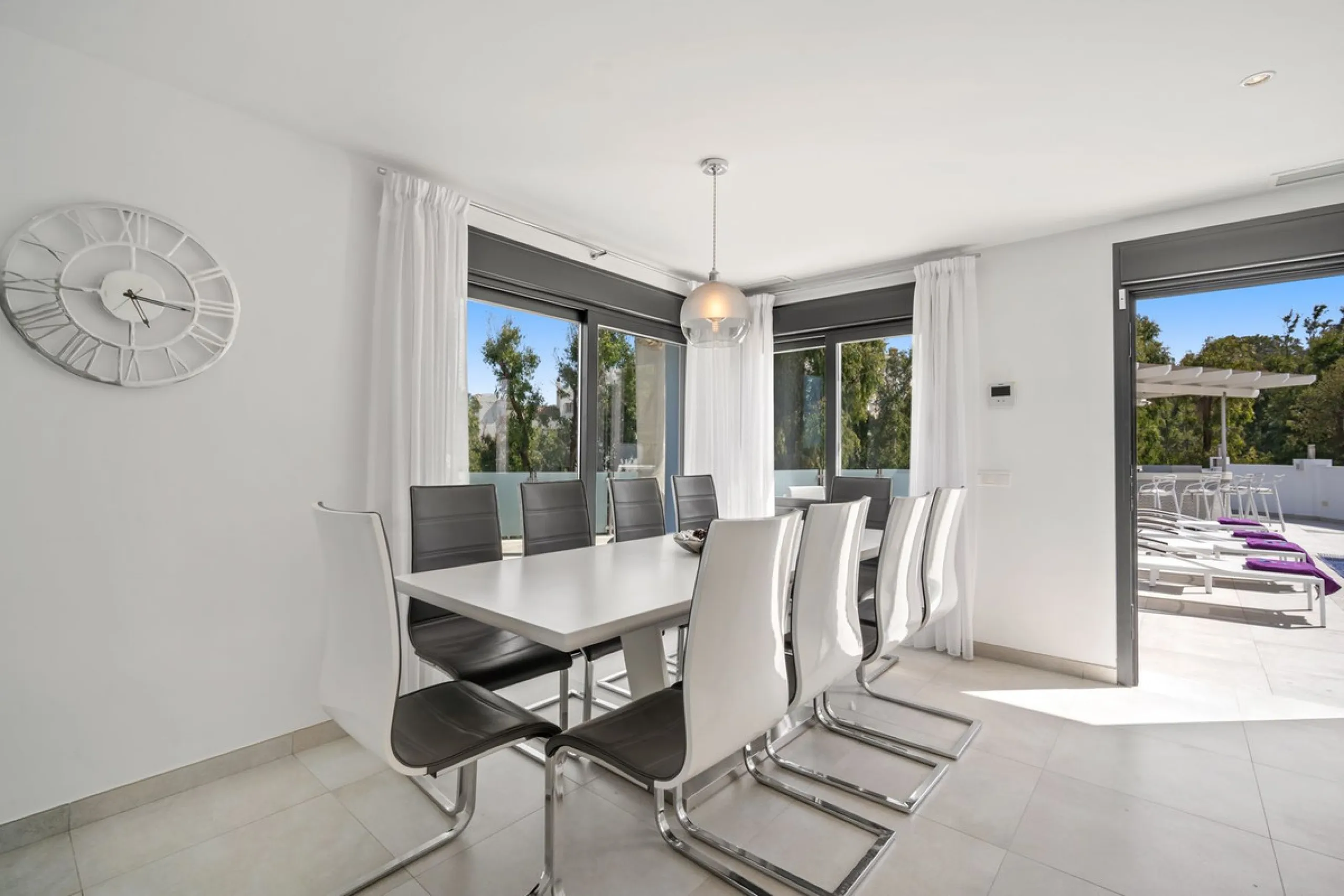 Amazing sea views from the beautifully presented 5 bedroom 6 bathroom villa finished to a very high standard, the light in this beautiful villa flows through from every side, large floor to ceiling windows in every room allows the sunlight to flood in, wi