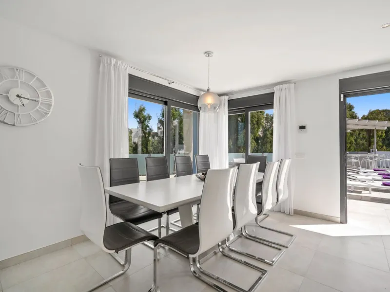 Amazing sea views from the beautifully presented 5 bedroom 6 bathroom villa finished to a very high standard, the light in this beautiful villa flows through from every side, large floor to ceiling windows in every room allows the sunlight to flood in, wi