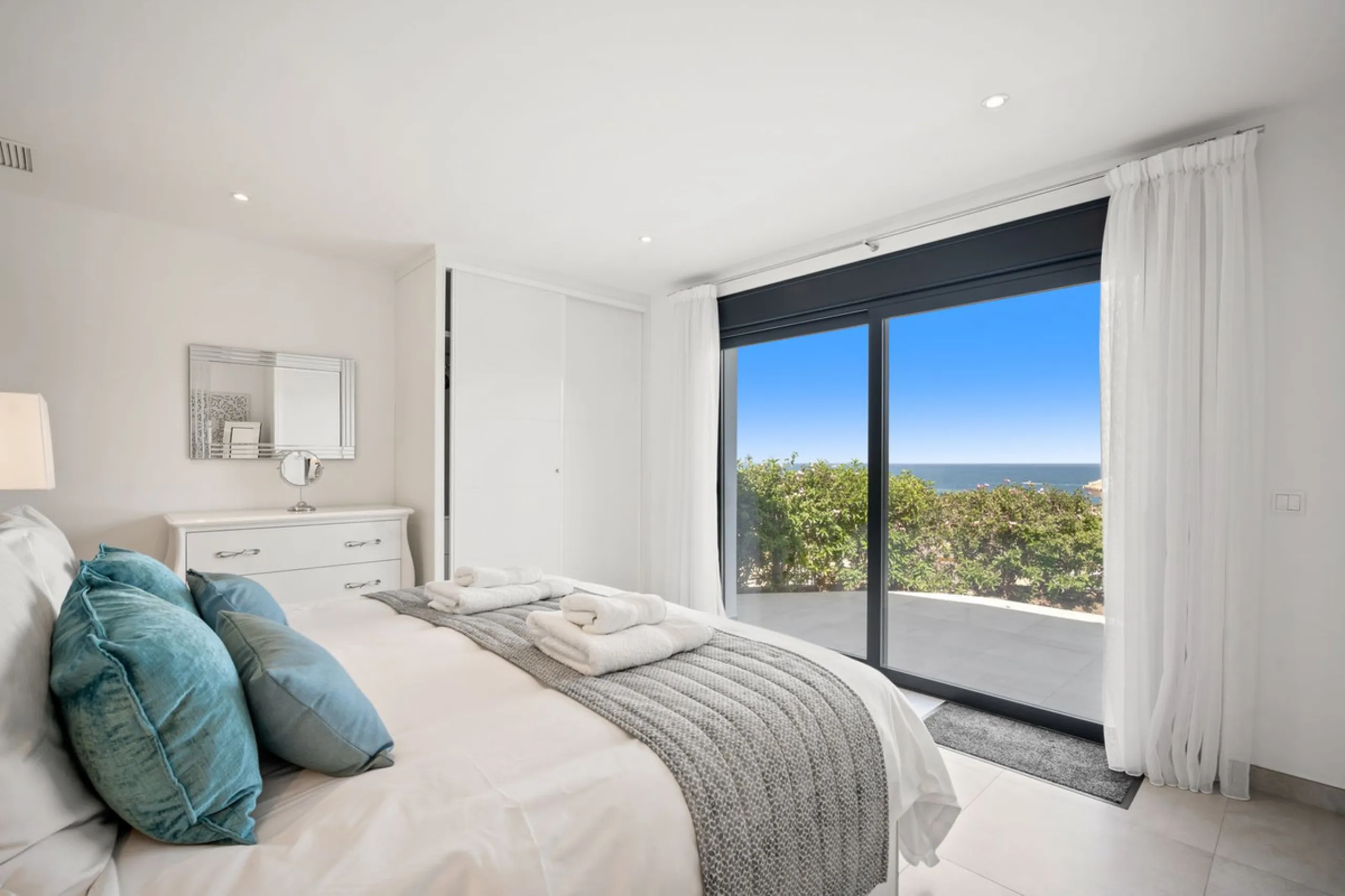Amazing sea views from the beautifully presented 5 bedroom 6 bathroom villa finished to a very high standard, the light in this beautiful villa flows through from every side, large floor to ceiling windows in every room allows the sunlight to flood in, wi