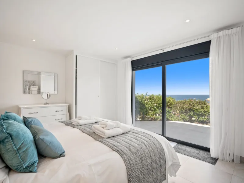 Amazing sea views from the beautifully presented 5 bedroom 6 bathroom villa finished to a very high standard, the light in this beautiful villa flows through from every side, large floor to ceiling windows in every room allows the sunlight to flood in, wi