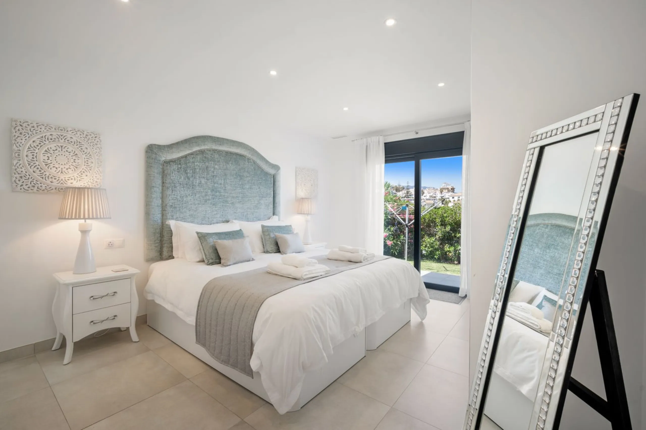 Amazing sea views from the beautifully presented 5 bedroom 6 bathroom villa finished to a very high standard, the light in this beautiful villa flows through from every side, large floor to ceiling windows in every room allows the sunlight to flood in, wi