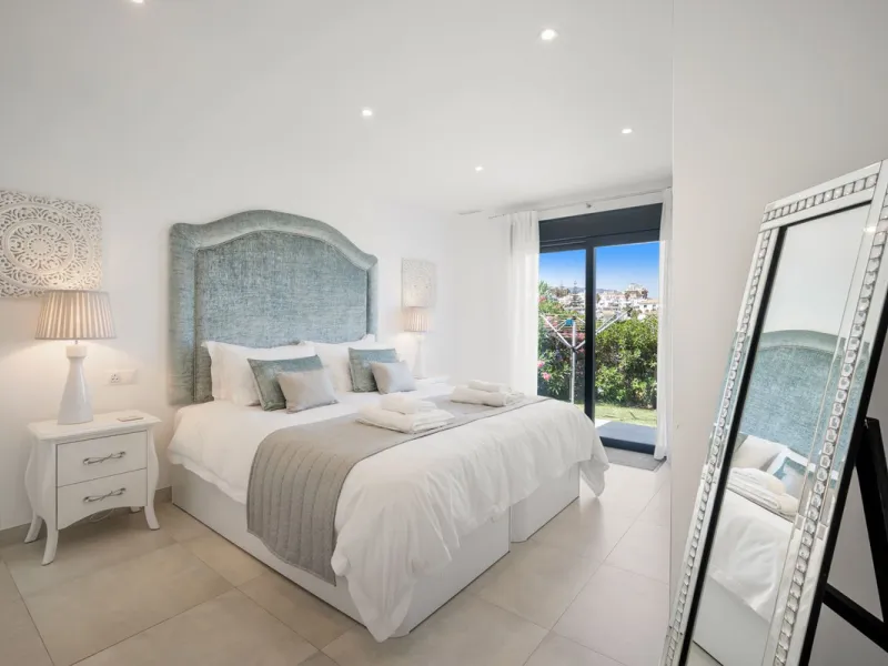 Amazing sea views from the beautifully presented 5 bedroom 6 bathroom villa finished to a very high standard, the light in this beautiful villa flows through from every side, large floor to ceiling windows in every room allows the sunlight to flood in, wi