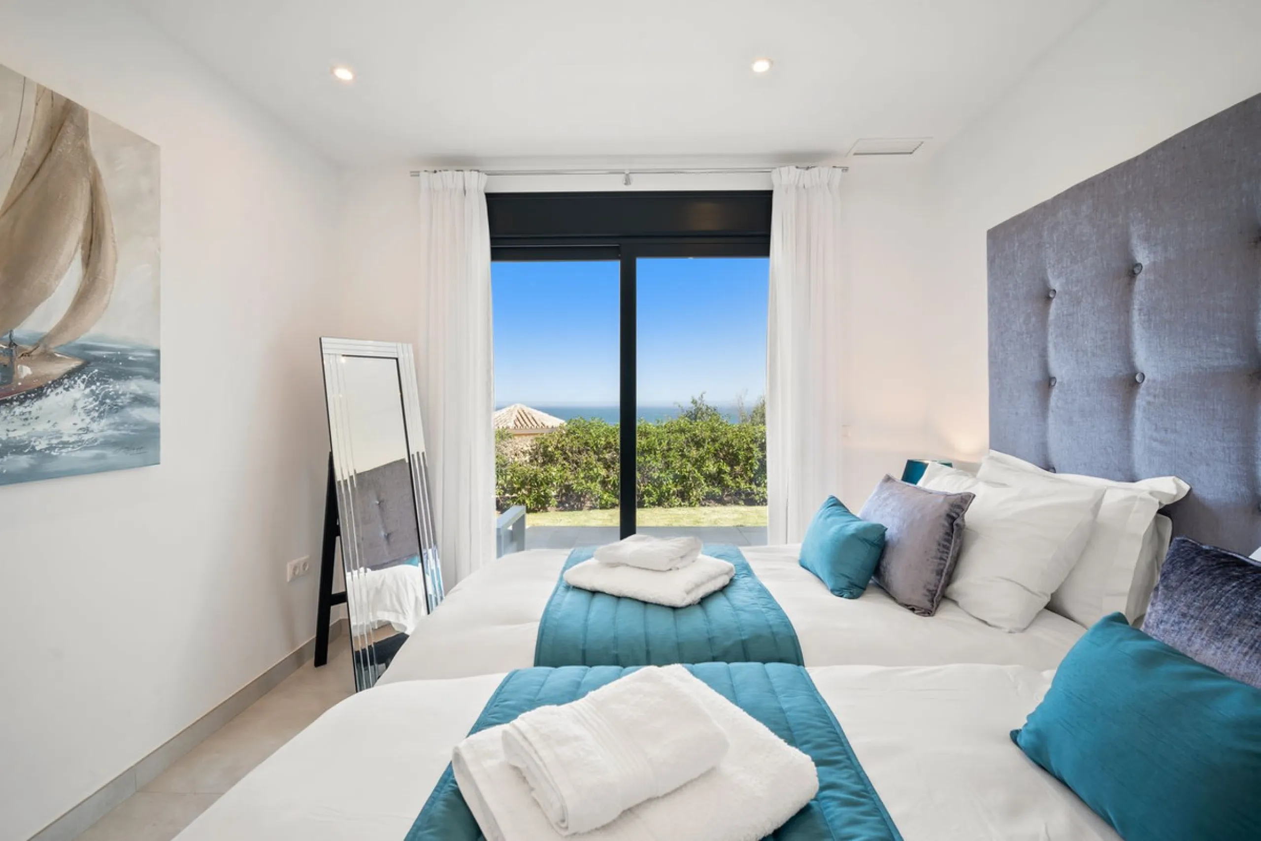 Amazing sea views from the beautifully presented 5 bedroom 6 bathroom villa finished to a very high standard, the light in this beautiful villa flows through from every side, large floor to ceiling windows in every room allows the sunlight to flood in, wi
