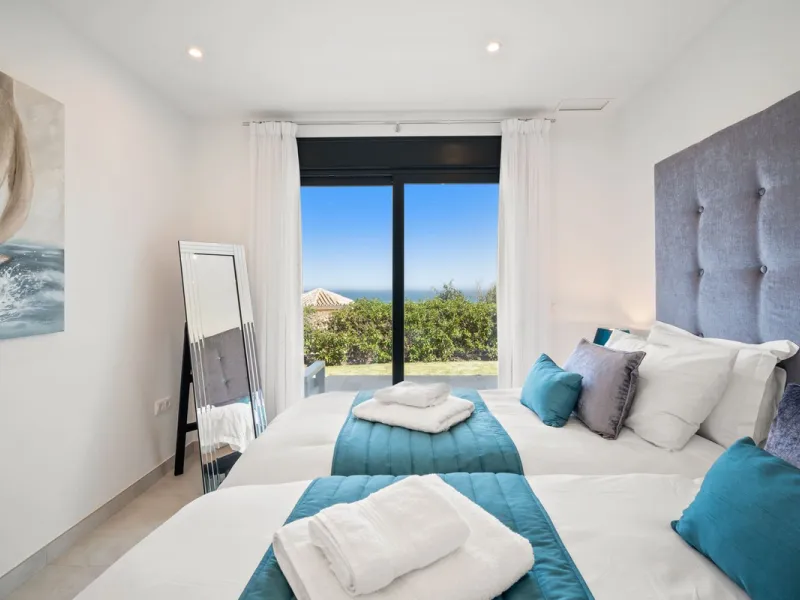Amazing sea views from the beautifully presented 5 bedroom 6 bathroom villa finished to a very high standard, the light in this beautiful villa flows through from every side, large floor to ceiling windows in every room allows the sunlight to flood in, wi