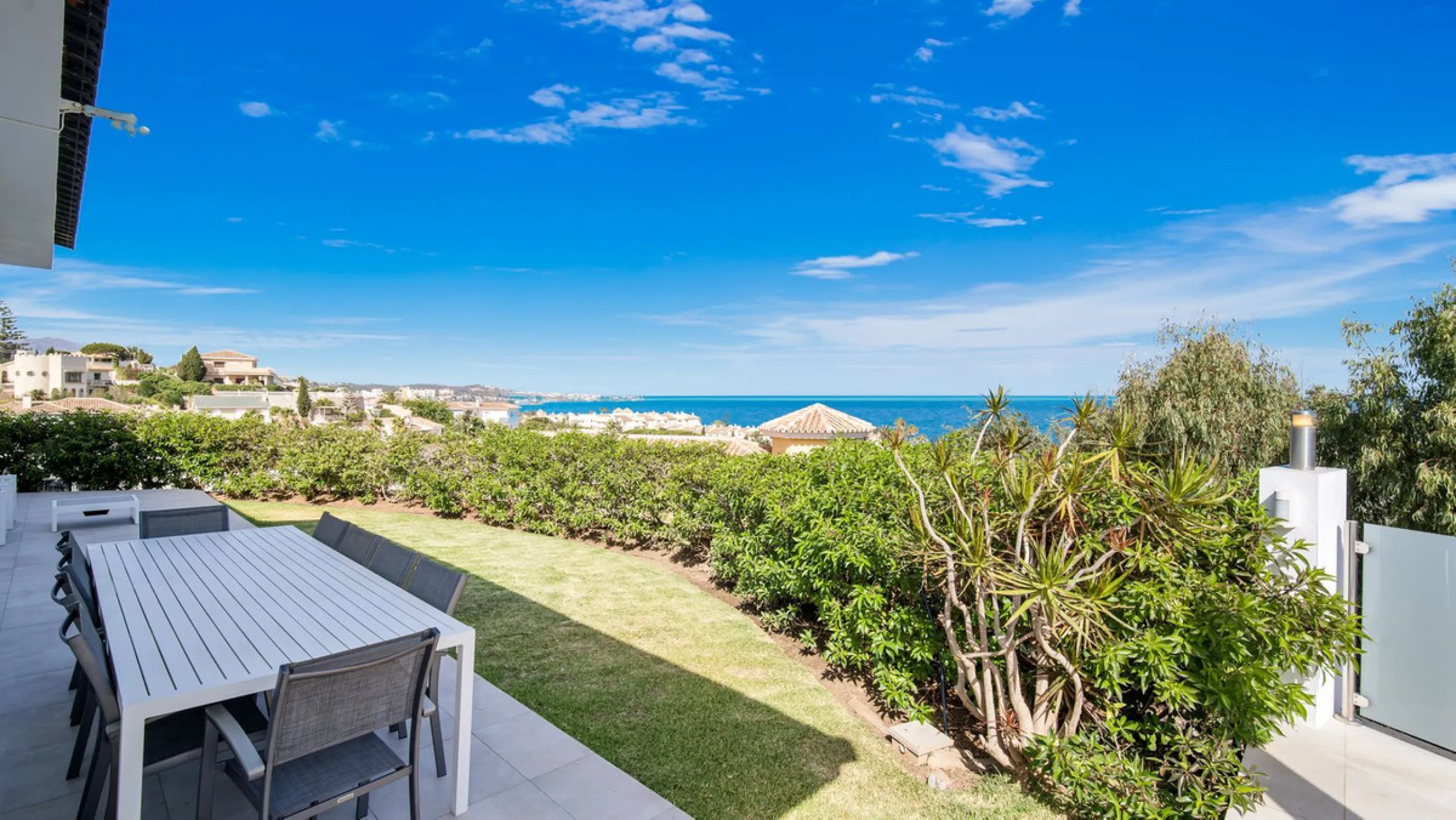 Amazing sea views from the beautifully presented 5 bedroom 6 bathroom villa finished to a very high standard, the light in this beautiful villa flows through from every side, large floor to ceiling windows in every room allows the sunlight to flood in, wi