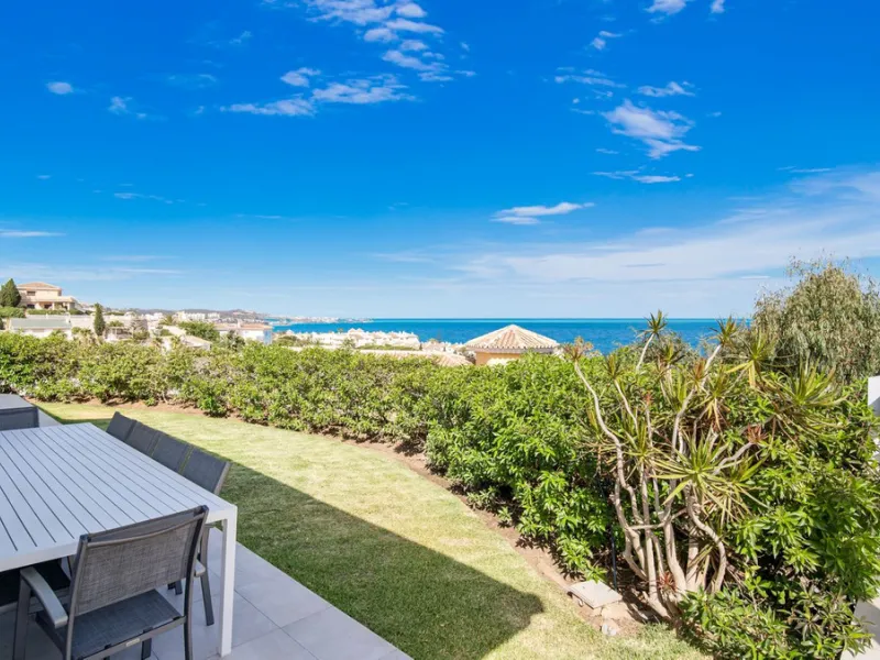 Amazing sea views from the beautifully presented 5 bedroom 6 bathroom villa finished to a very high standard, the light in this beautiful villa flows through from every side, large floor to ceiling windows in every room allows the sunlight to flood in, wi