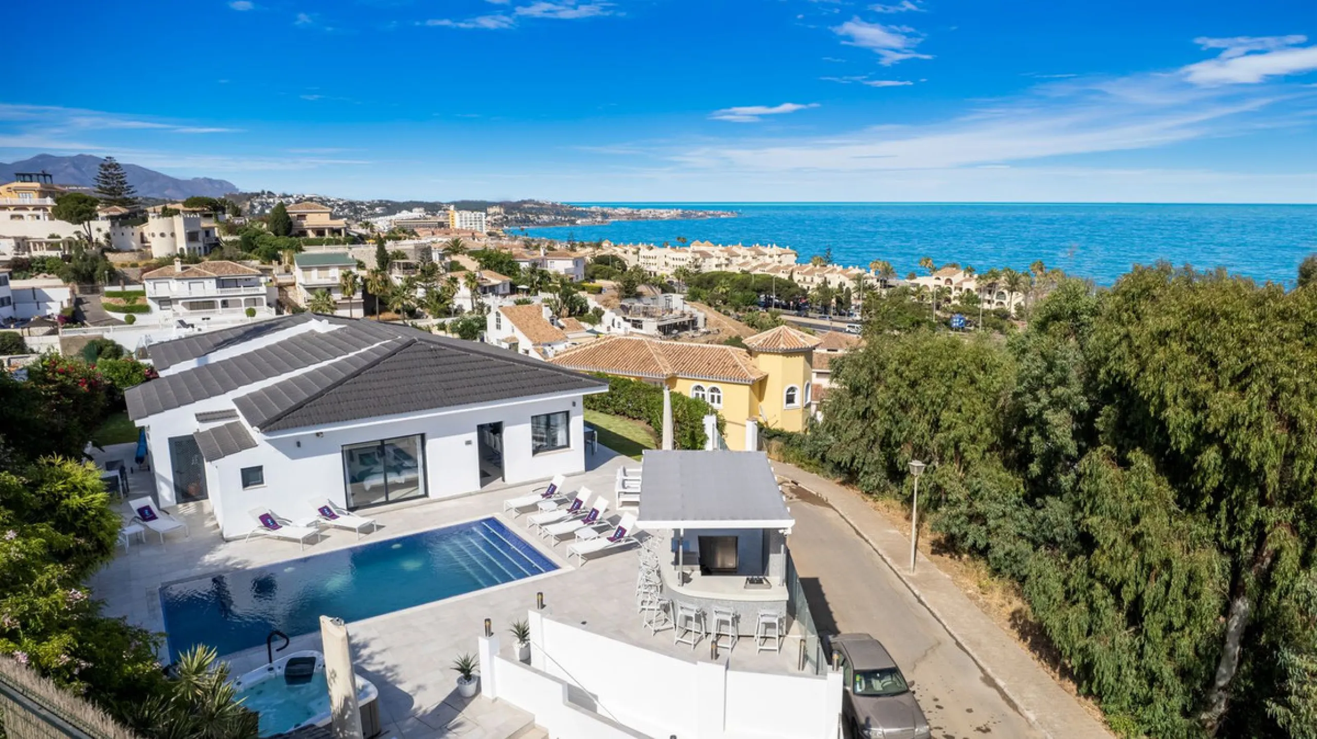 Amazing sea views from the beautifully presented 5 bedroom 6 bathroom villa finished to a very high standard, the light in this beautiful villa flows through from every side, large floor to ceiling windows in every room allows the sunlight to flood in, wi