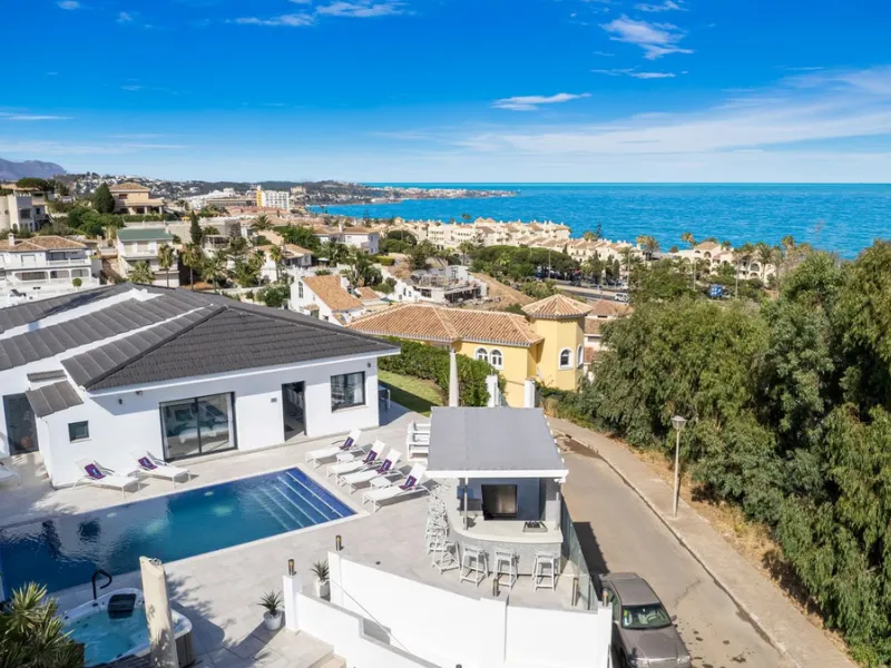 Amazing sea views from the beautifully presented 5 bedroom 6 bathroom villa finished to a very high standard, the light in this beautiful villa flows through from every side, large floor to ceiling windows in every room allows the sunlight to flood in, wi