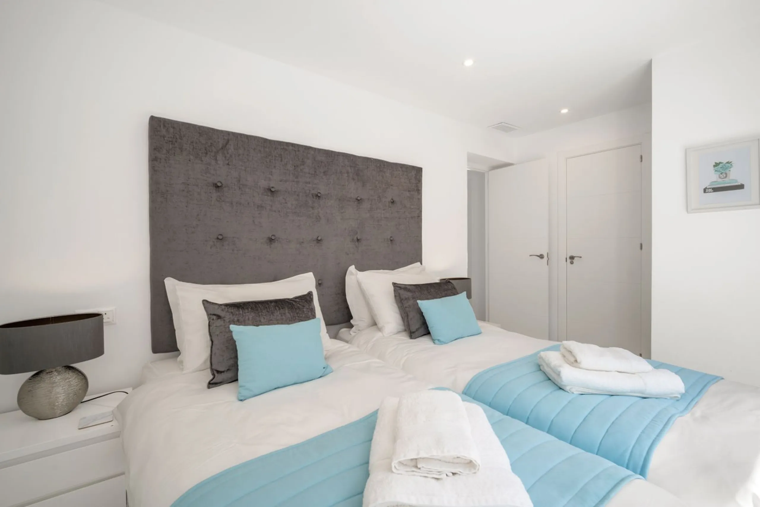 Amazing sea views from the beautifully presented 5 bedroom 6 bathroom villa finished to a very high standard, the light in this beautiful villa flows through from every side, large floor to ceiling windows in every room allows the sunlight to flood in, wi