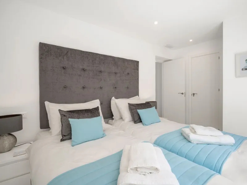 Amazing sea views from the beautifully presented 5 bedroom 6 bathroom villa finished to a very high standard, the light in this beautiful villa flows through from every side, large floor to ceiling windows in every room allows the sunlight to flood in, wi