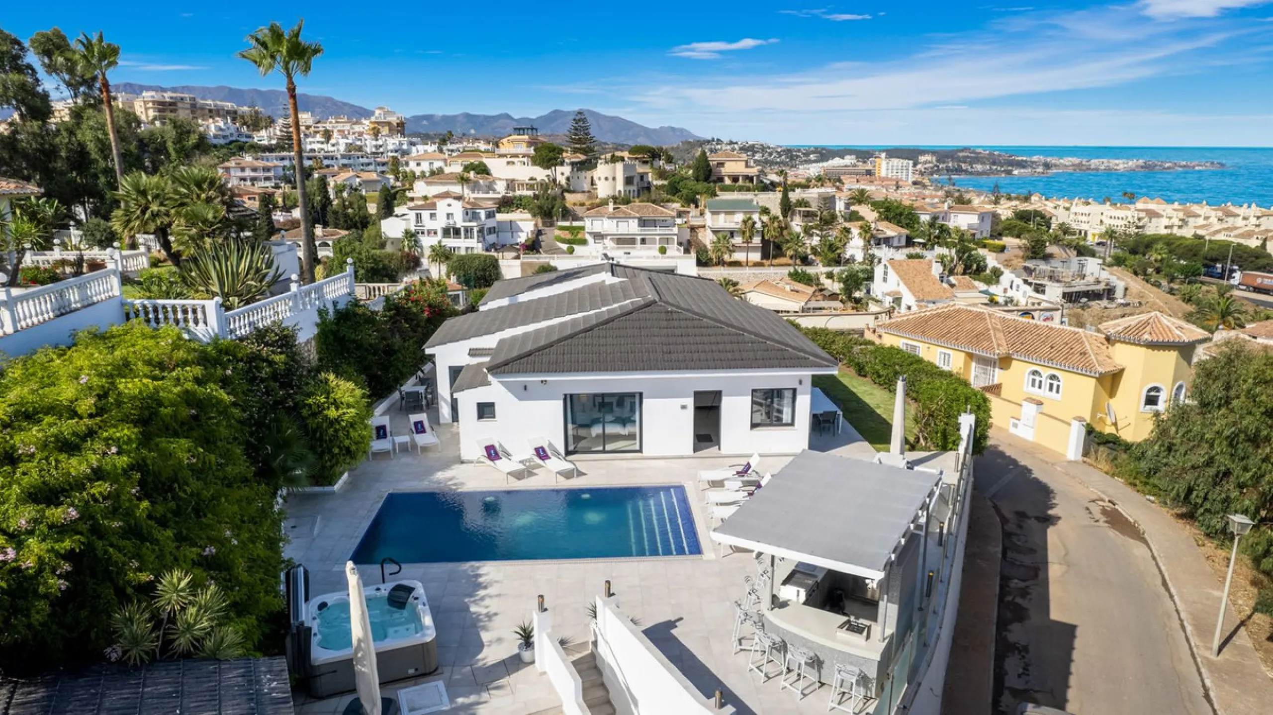 Amazing sea views from the beautifully presented 5 bedroom 6 bathroom villa finished to a very high standard, the light in this beautiful villa flows through from every side, large floor to ceiling windows in every room allows the sunlight to flood in, wi