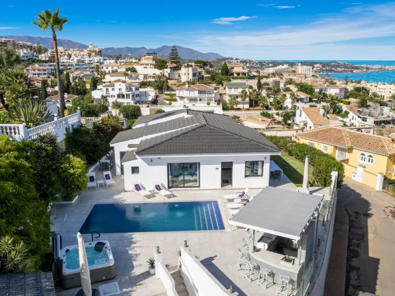Amazing sea views from the beautifully presented 5 bedroom 6 bathroom villa finished to a very high standard, the light in this beautiful villa flows through from every side, large floor to ceiling windows in every room allows the sunlight to flood in, wi
