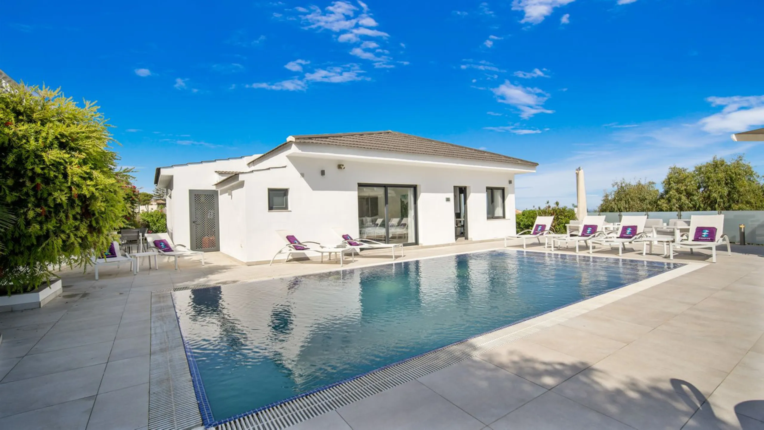Amazing sea views from the beautifully presented 5 bedroom 6 bathroom villa finished to a very high standard, the light in this beautiful villa flows through from every side, large floor to ceiling windows in every room allows the sunlight to flood in, wi