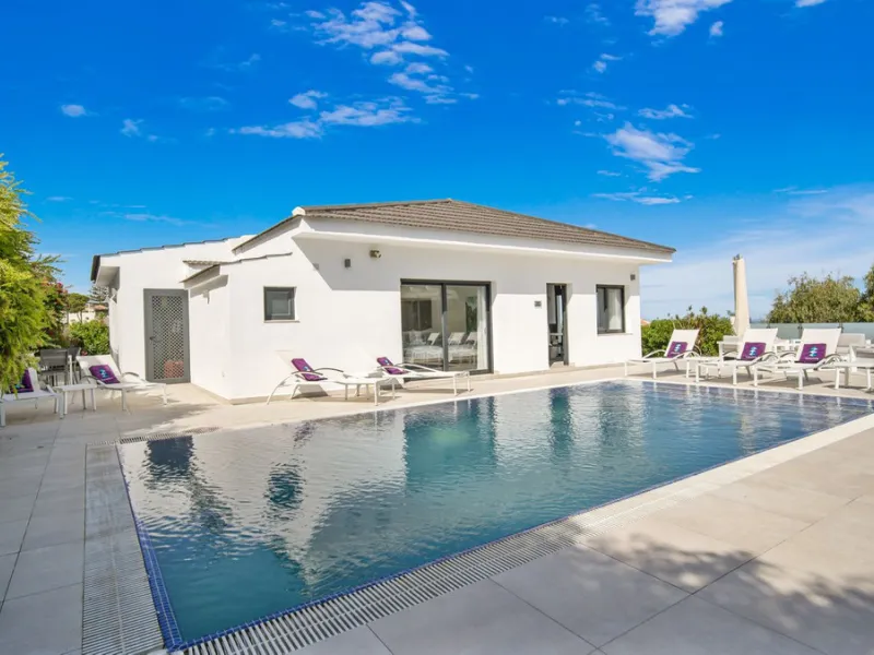 Amazing sea views from the beautifully presented 5 bedroom 6 bathroom villa finished to a very high standard, the light in this beautiful villa flows through from every side, large floor to ceiling windows in every room allows the sunlight to flood in, wi
