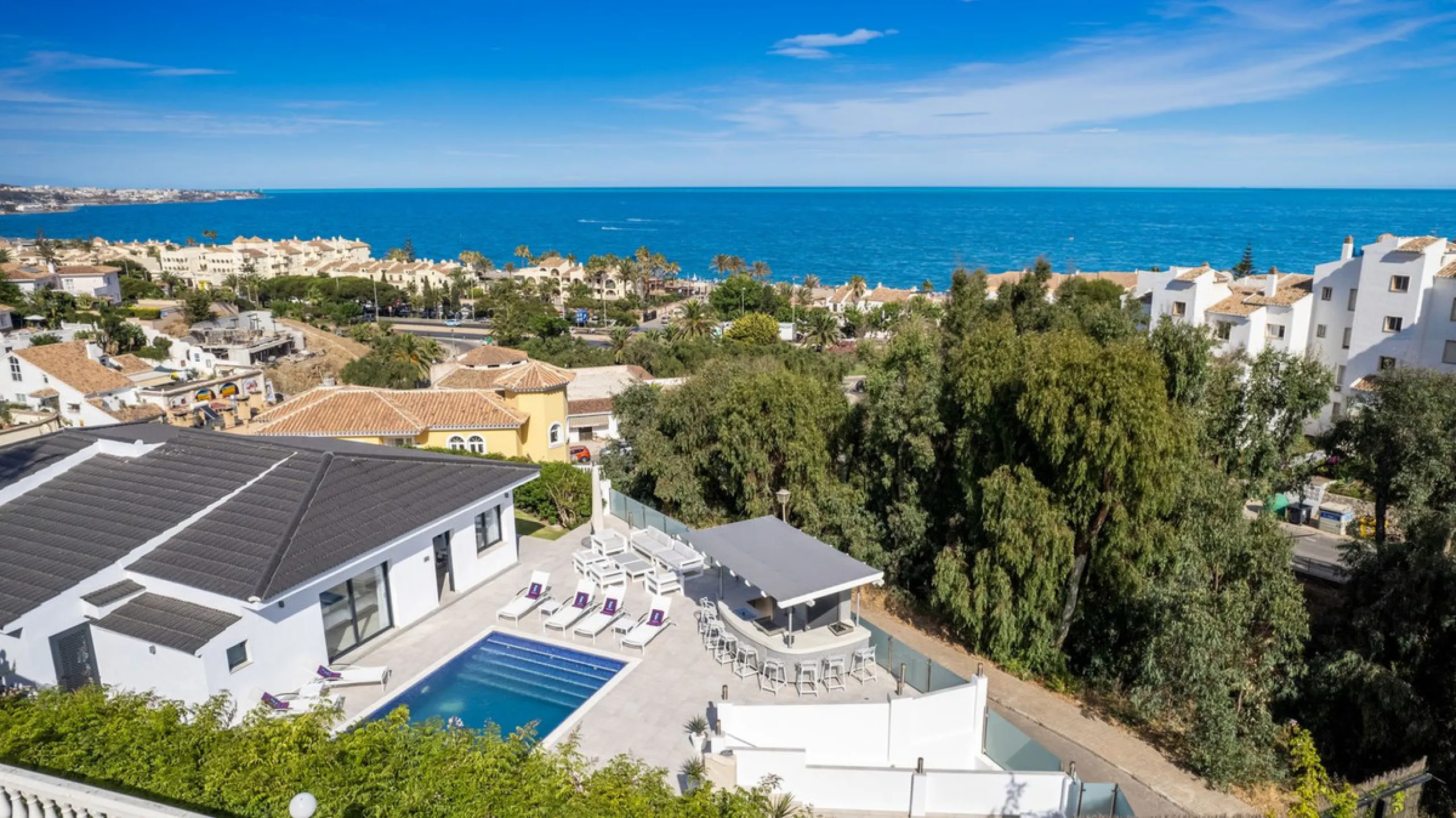 Amazing sea views from the beautifully presented 5 bedroom 6 bathroom villa finished to a very high standard, the light in this beautiful villa flows through from every side, large floor to ceiling windows in every room allows the sunlight to flood in, wi