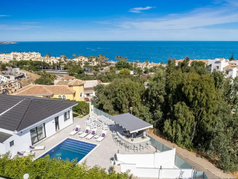 Amazing sea views from the beautifully presented 5 bedroom 6 bathroom villa finished to a very high standard, the light in this beautiful villa flows through from every side, large floor to ceiling windows in every room allows the sunlight to flood in, wi