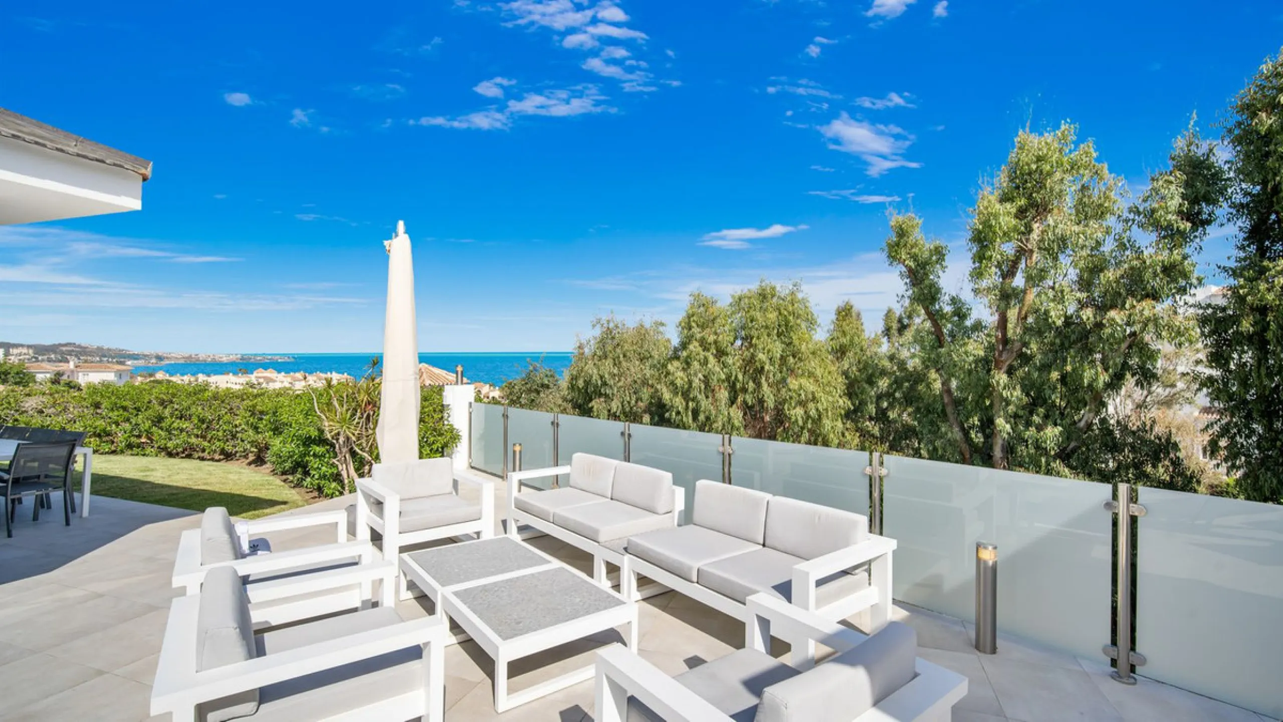 Amazing sea views from the beautifully presented 5 bedroom 6 bathroom villa finished to a very high standard, the light in this beautiful villa flows through from every side, large floor to ceiling windows in every room allows the sunlight to flood in, wi