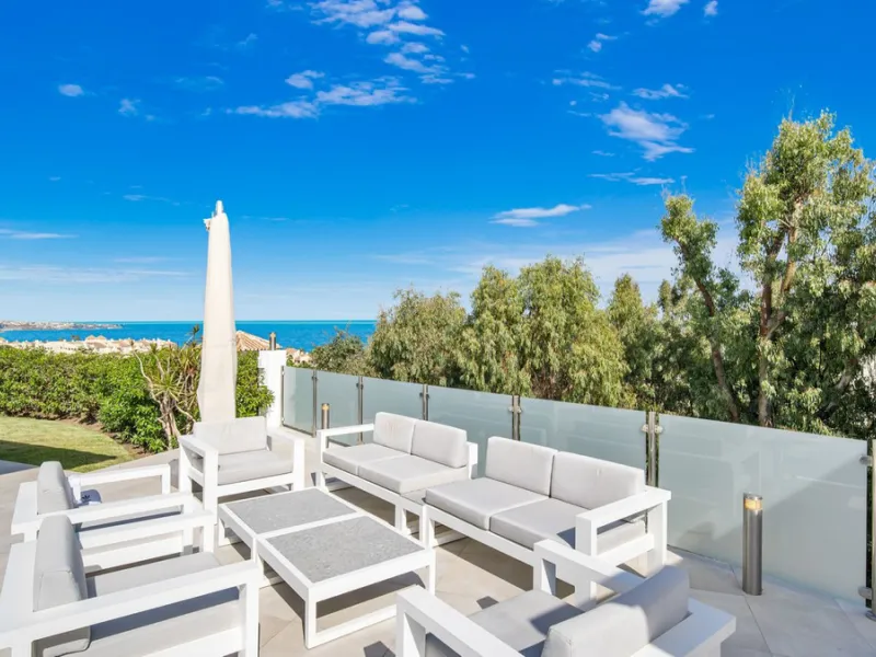 Amazing sea views from the beautifully presented 5 bedroom 6 bathroom villa finished to a very high standard, the light in this beautiful villa flows through from every side, large floor to ceiling windows in every room allows the sunlight to flood in, wi