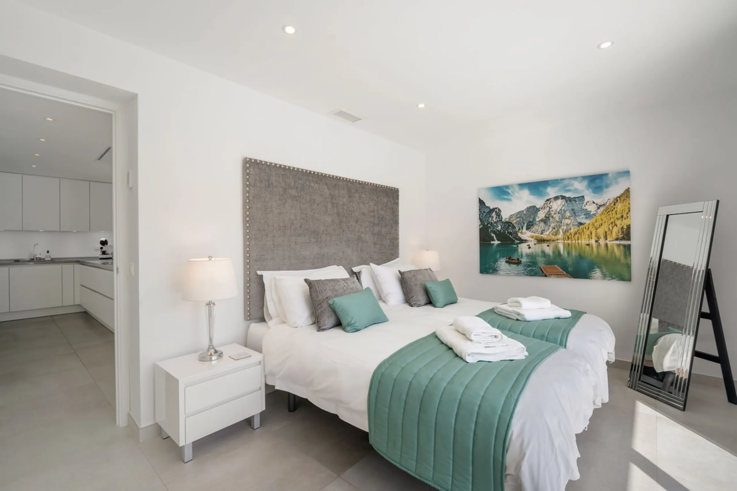 Amazing sea views from the beautifully presented 5 bedroom 6 bathroom villa finished to a very high standard, the light in this beautiful villa flows through from every side, large floor to ceiling windows in every room allows the sunlight to flood in, wi