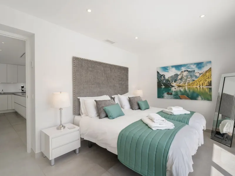 Amazing sea views from the beautifully presented 5 bedroom 6 bathroom villa finished to a very high standard, the light in this beautiful villa flows through from every side, large floor to ceiling windows in every room allows the sunlight to flood in, wi