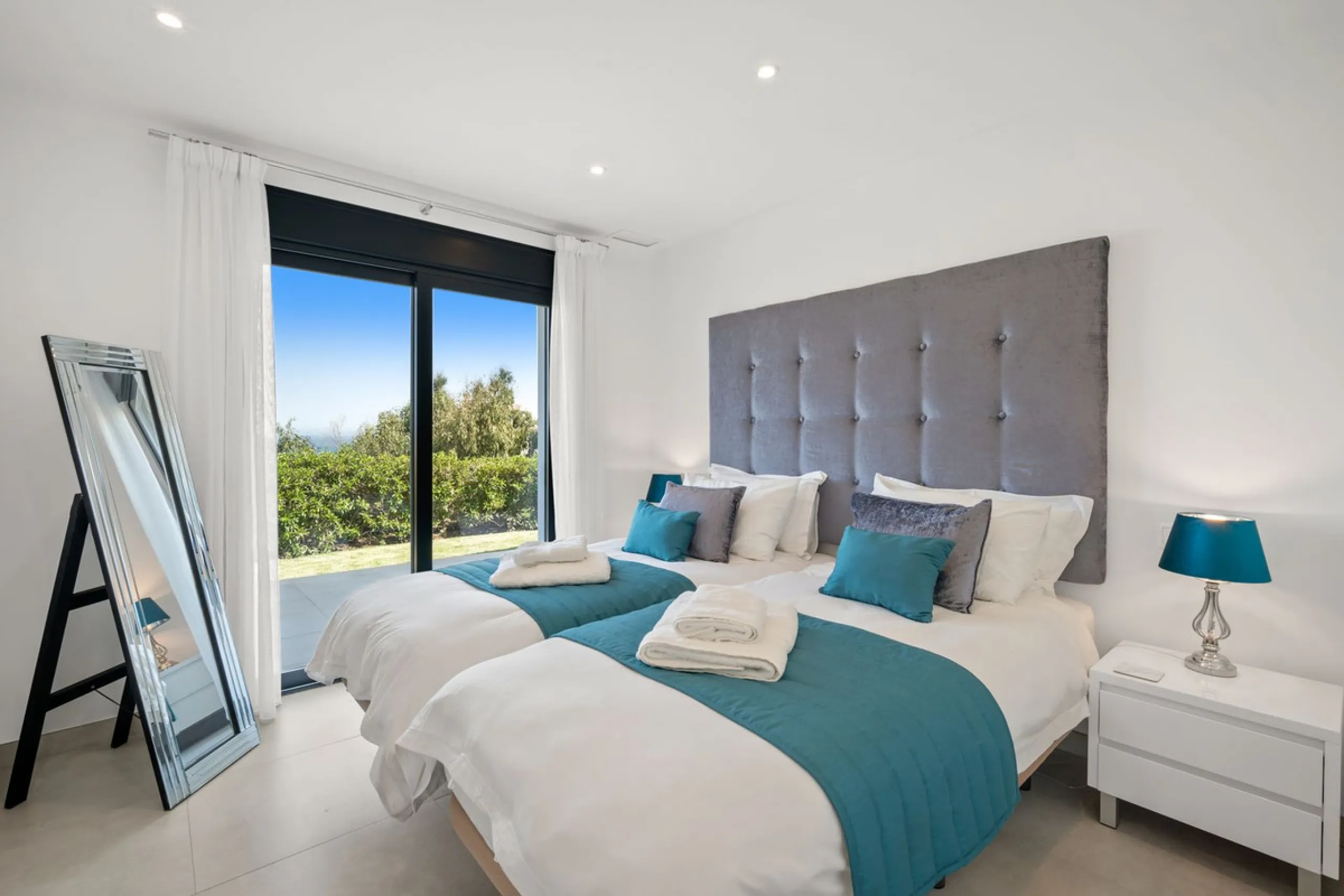 Amazing sea views from the beautifully presented 5 bedroom 6 bathroom villa finished to a very high standard, the light in this beautiful villa flows through from every side, large floor to ceiling windows in every room allows the sunlight to flood in, wi