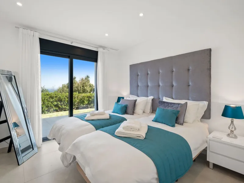 Amazing sea views from the beautifully presented 5 bedroom 6 bathroom villa finished to a very high standard, the light in this beautiful villa flows through from every side, large floor to ceiling windows in every room allows the sunlight to flood in, wi