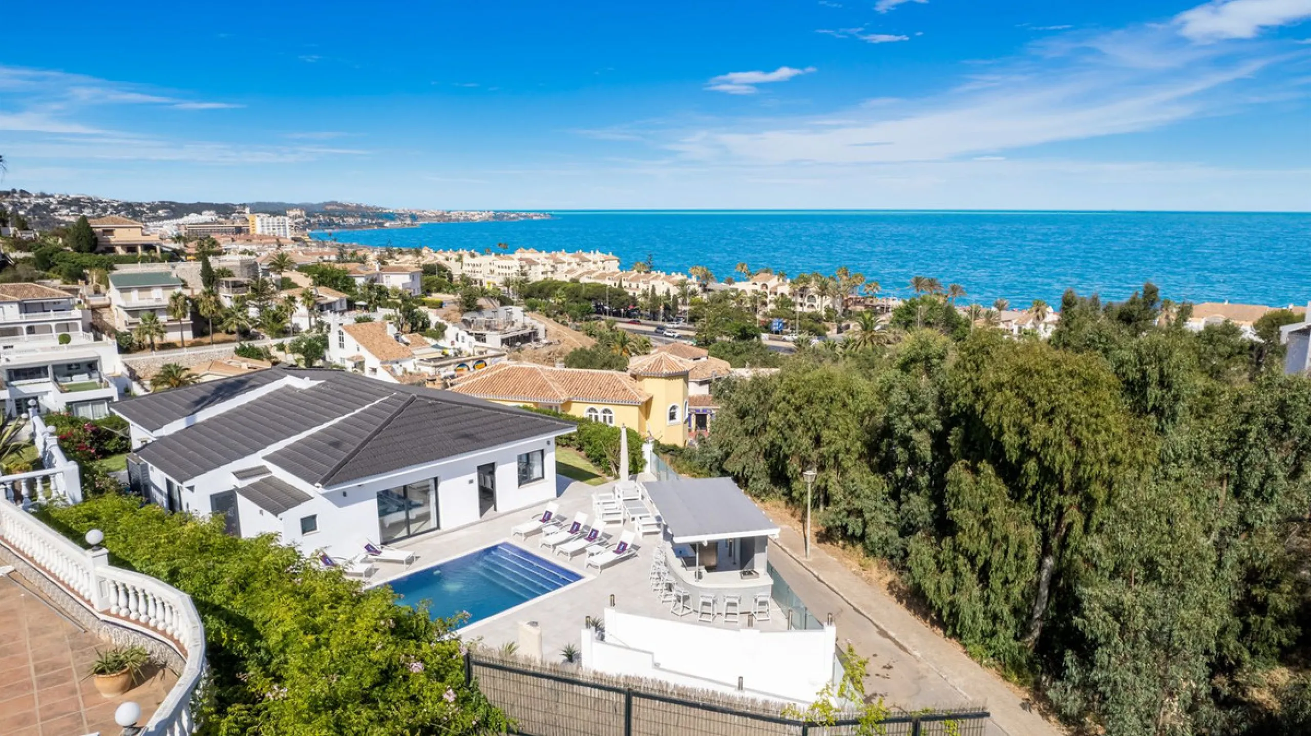 Amazing sea views from the beautifully presented 5 bedroom 6 bathroom villa finished to a very high standard, the light in this beautiful villa flows through from every side, large floor to ceiling windows in every room allows the sunlight to flood in, wi