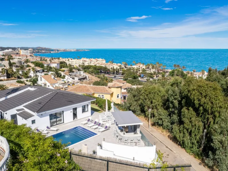 Amazing sea views from the beautifully presented 5 bedroom 6 bathroom villa finished to a very high standard, the light in this beautiful villa flows through from every side, large floor to ceiling windows in every room allows the sunlight to flood in, wi