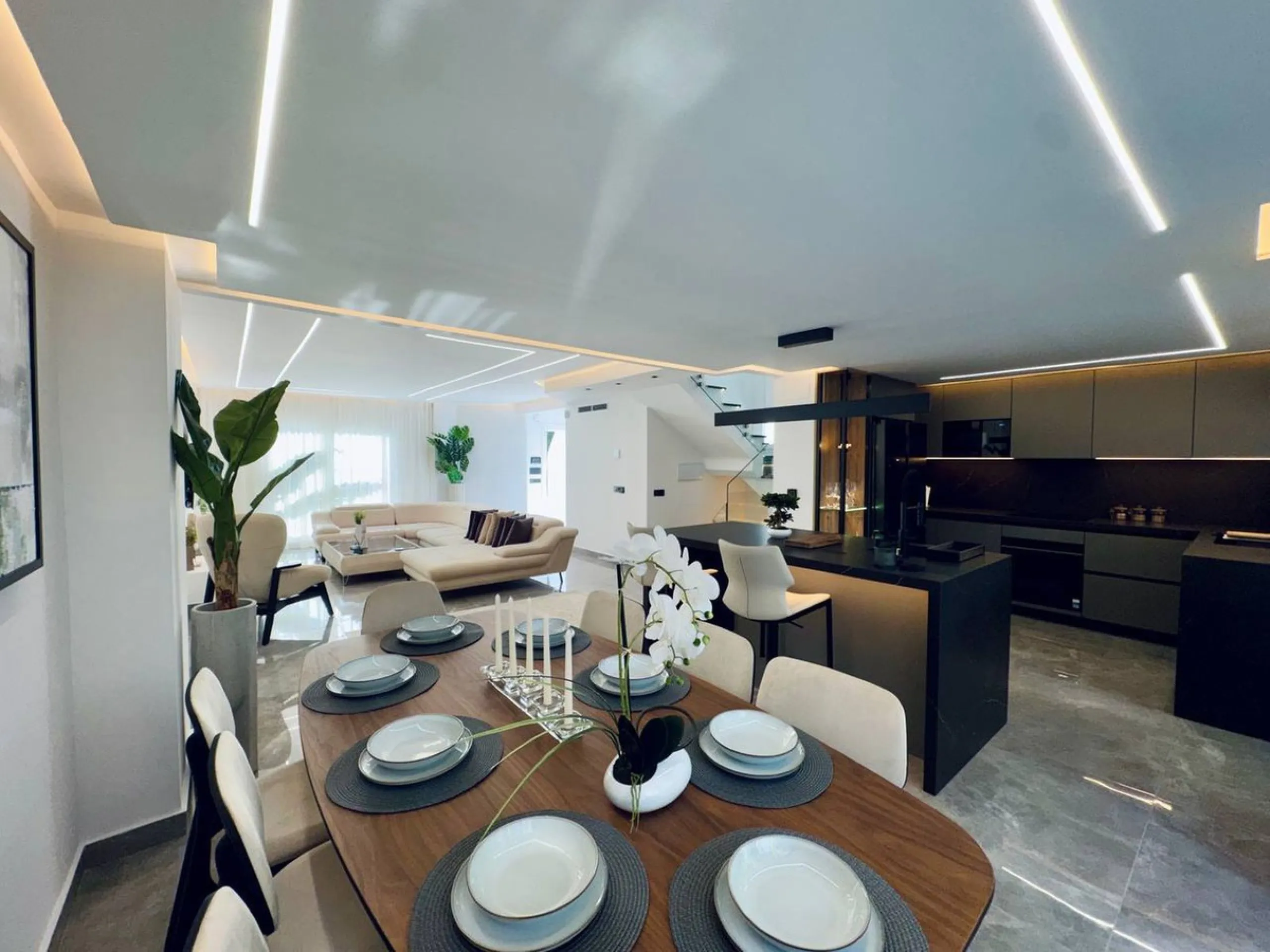 A magnificent semi-detached house is offered for sale in the established Los Naranjos urbanisation in Marbella, in a quiet and well-connected residential area.