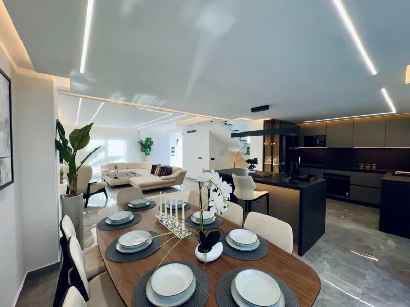 A magnificent semi-detached house is offered for sale in the established Los Naranjos urbanisation in Marbella, in a quiet and well-connected residential area.