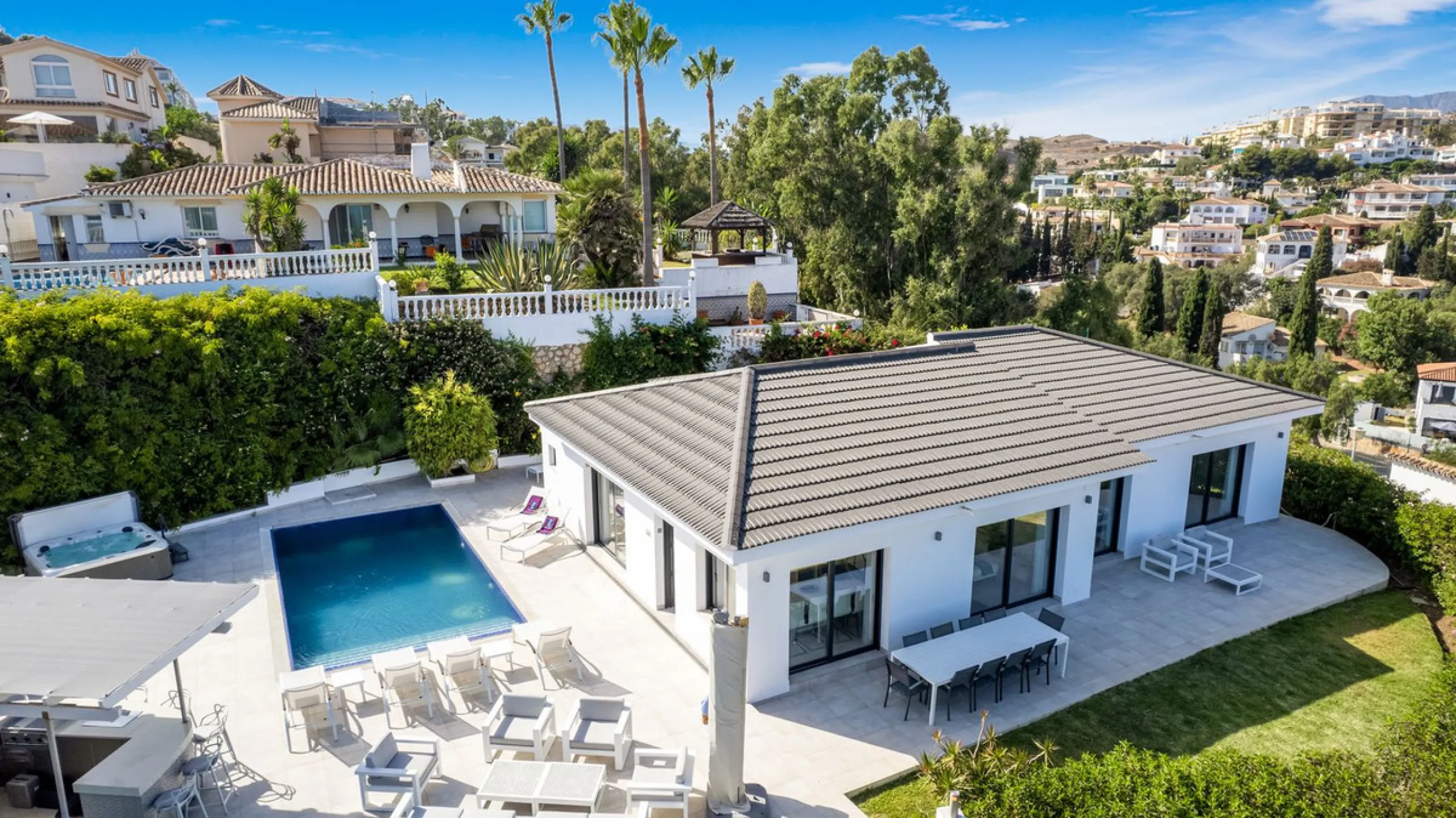 Amazing sea views from the beautifully presented 5 bedroom 6 bathroom villa finished to a very high standard, the light in this beautiful villa flows through from every side, large floor to ceiling windows in every room allows the sunlight to flood in, wi
