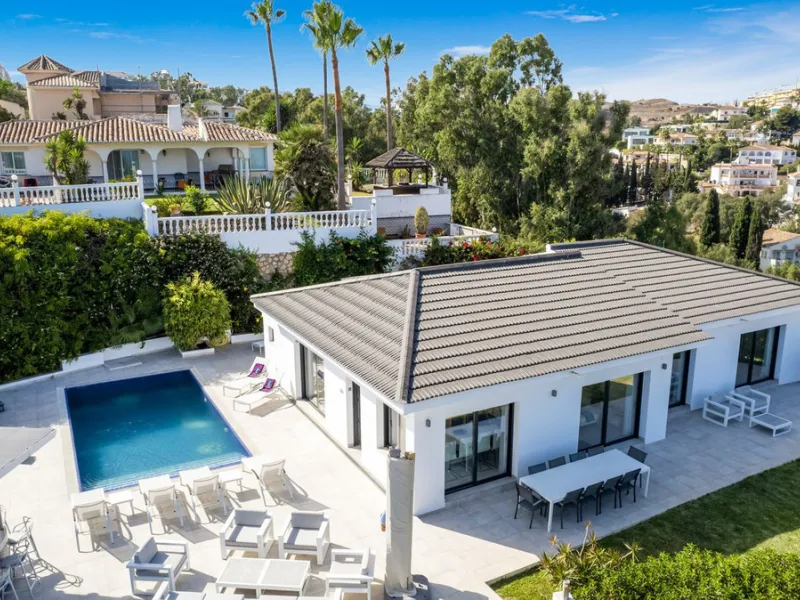 Amazing sea views from the beautifully presented 5 bedroom 6 bathroom villa finished to a very high standard, the light in this beautiful villa flows through from every side, large floor to ceiling windows in every room allows the sunlight to flood in, wi