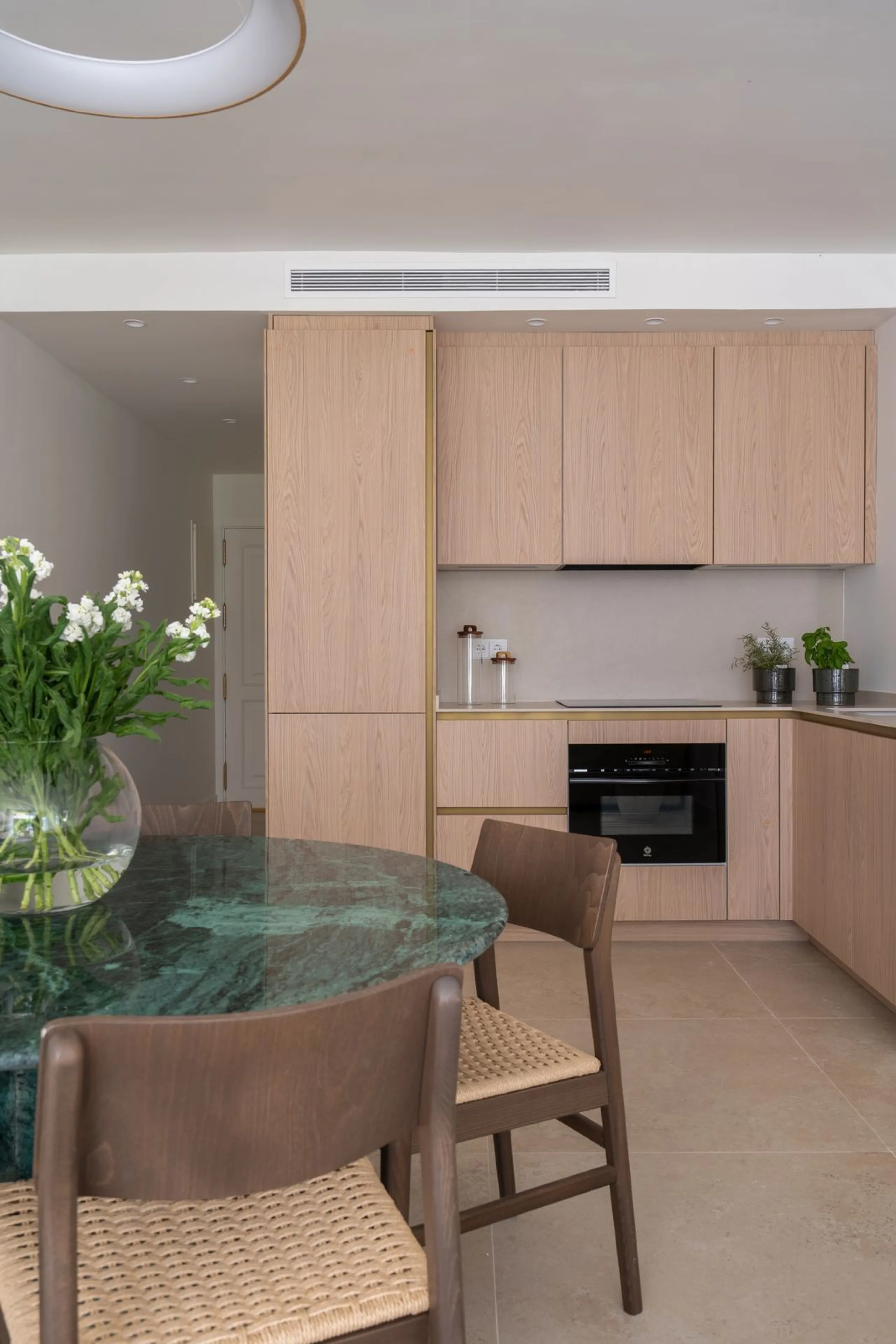 Located in La Quinta, Marbella, this recently renovated ground-floor apartment showcases custom-made furniture, bespoke sinks, and unique marble finishes throughout. It offers 3 bedrooms, 2 bathrooms, and a bright living area opening onto a private terrac