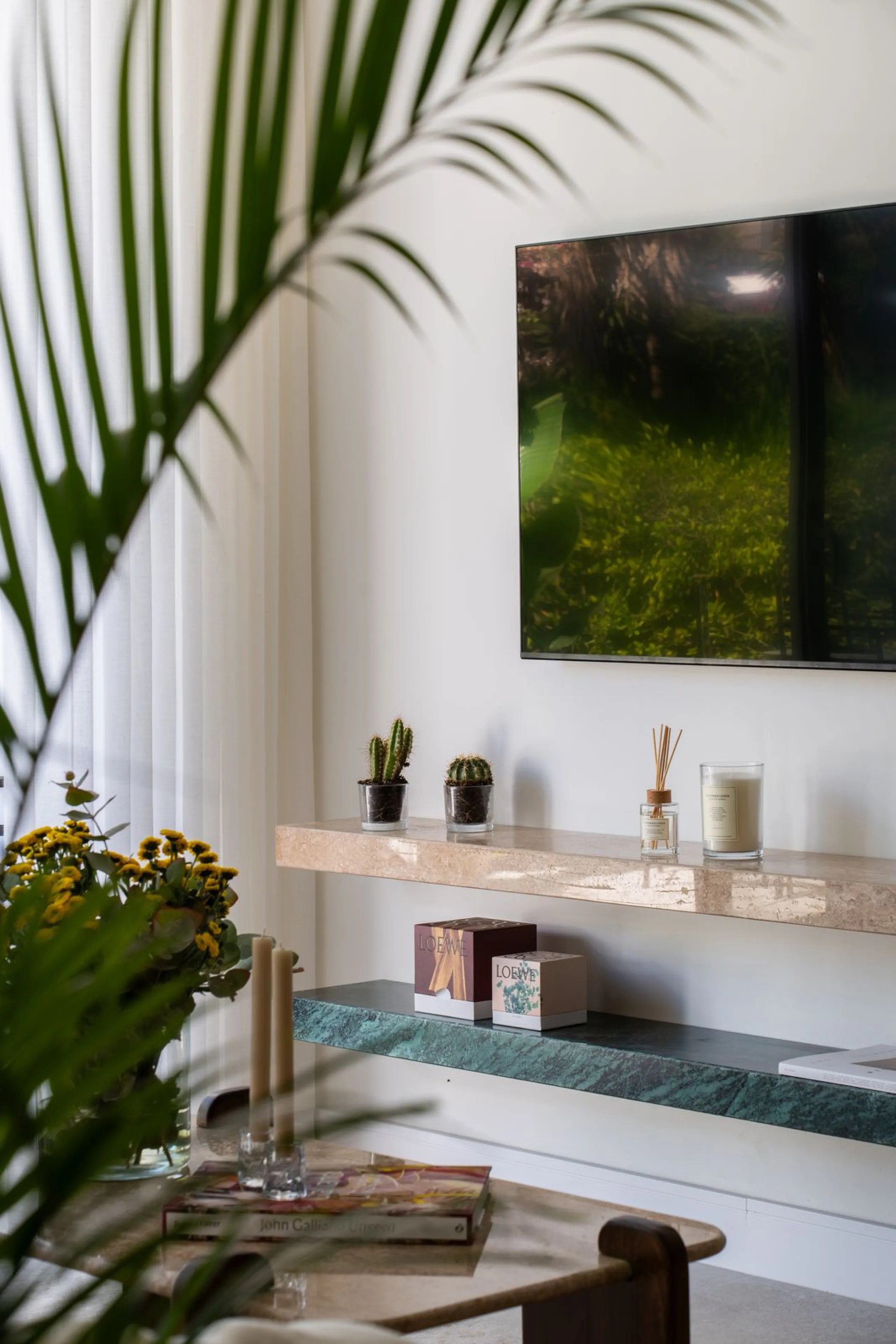 Located in La Quinta, Marbella, this recently renovated ground-floor apartment showcases custom-made furniture, bespoke sinks, and unique marble finishes throughout. It offers 3 bedrooms, 2 bathrooms, and a bright living area opening onto a private terrac