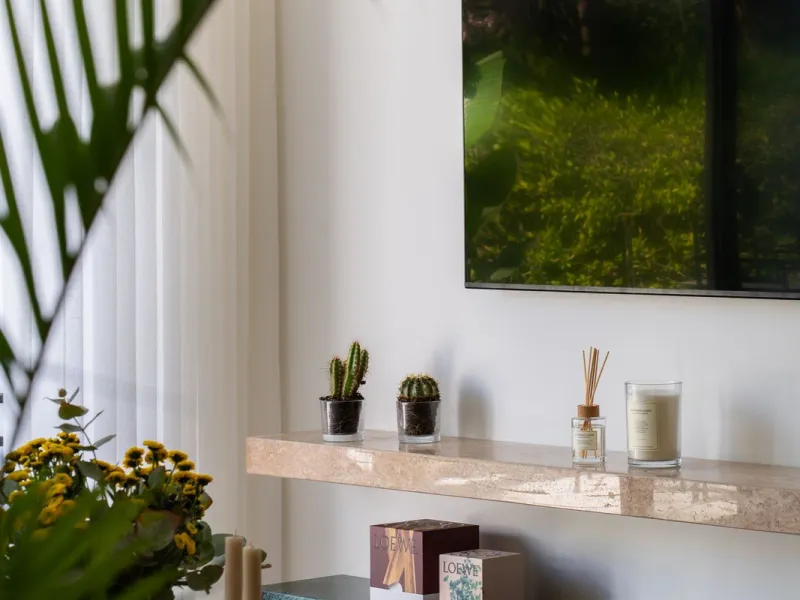 Located in La Quinta, Marbella, this recently renovated ground-floor apartment showcases custom-made furniture, bespoke sinks, and unique marble finishes throughout. It offers 3 bedrooms, 2 bathrooms, and a bright living area opening onto a private terrac