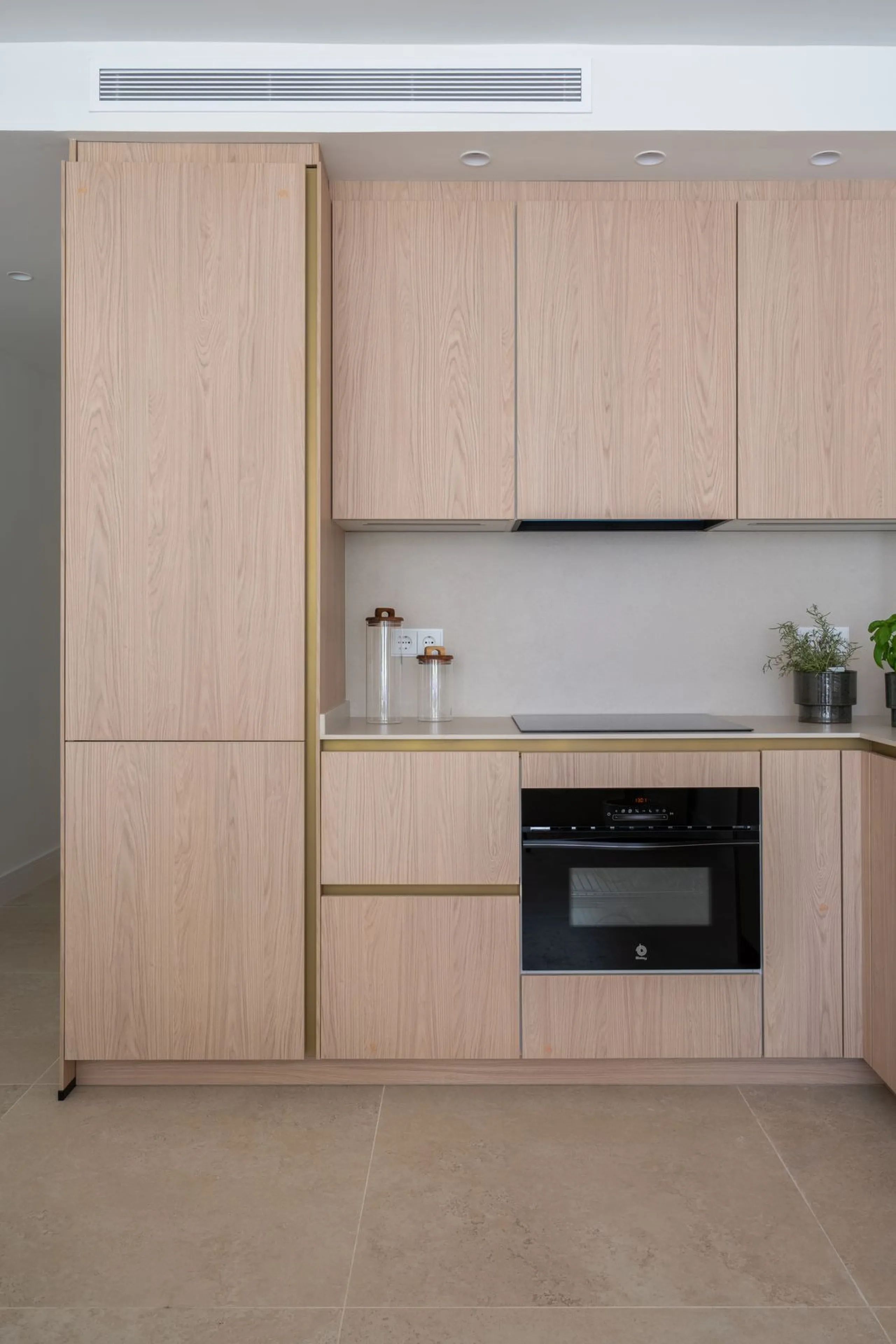 Located in La Quinta, Marbella, this recently renovated ground-floor apartment showcases custom-made furniture, bespoke sinks, and unique marble finishes throughout. It offers 3 bedrooms, 2 bathrooms, and a bright living area opening onto a private terrac
