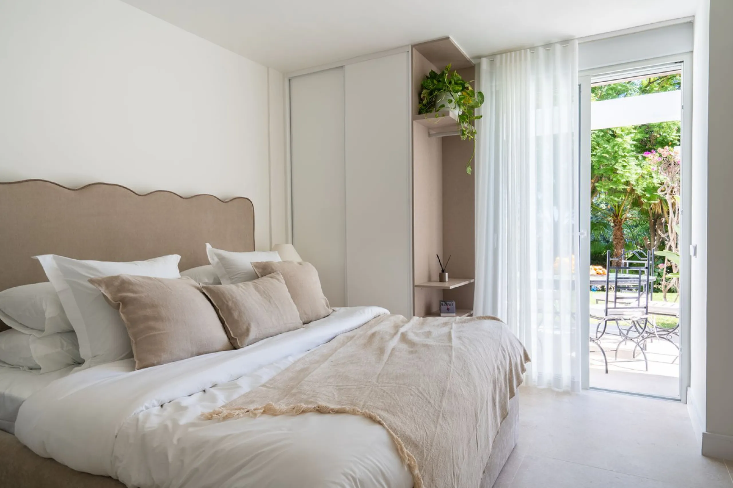 Located in La Quinta, Marbella, this recently renovated ground-floor apartment showcases custom-made furniture, bespoke sinks, and unique marble finishes throughout. It offers 3 bedrooms, 2 bathrooms, and a bright living area opening onto a private terrac
