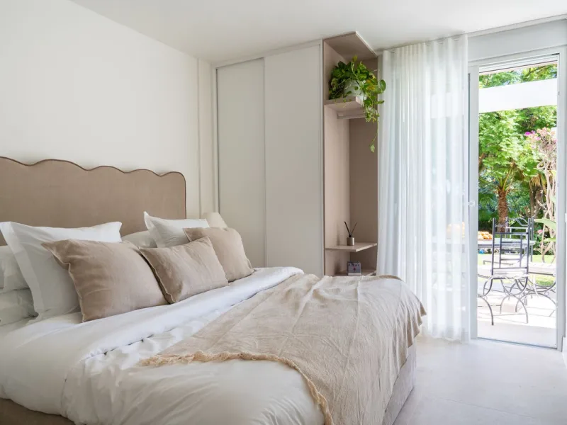 Located in La Quinta, Marbella, this recently renovated ground-floor apartment showcases custom-made furniture, bespoke sinks, and unique marble finishes throughout. It offers 3 bedrooms, 2 bathrooms, and a bright living area opening onto a private terrac