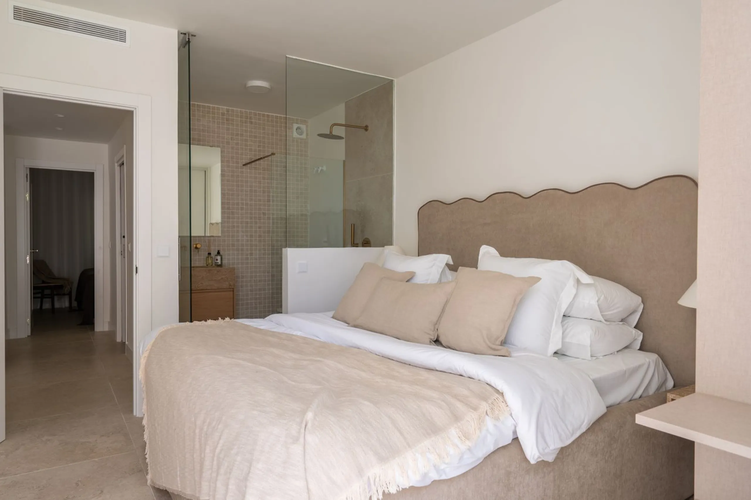 Located in La Quinta, Marbella, this recently renovated ground-floor apartment showcases custom-made furniture, bespoke sinks, and unique marble finishes throughout. It offers 3 bedrooms, 2 bathrooms, and a bright living area opening onto a private terrac