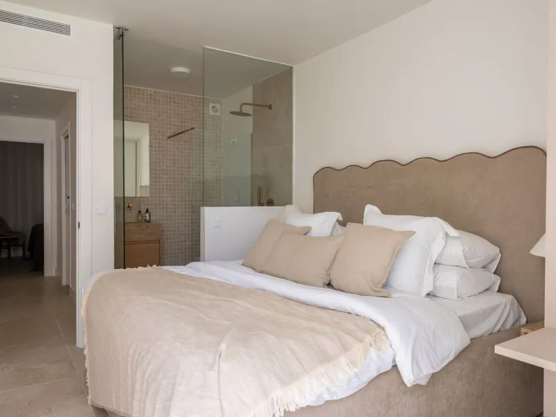 Located in La Quinta, Marbella, this recently renovated ground-floor apartment showcases custom-made furniture, bespoke sinks, and unique marble finishes throughout. It offers 3 bedrooms, 2 bathrooms, and a bright living area opening onto a private terrac
