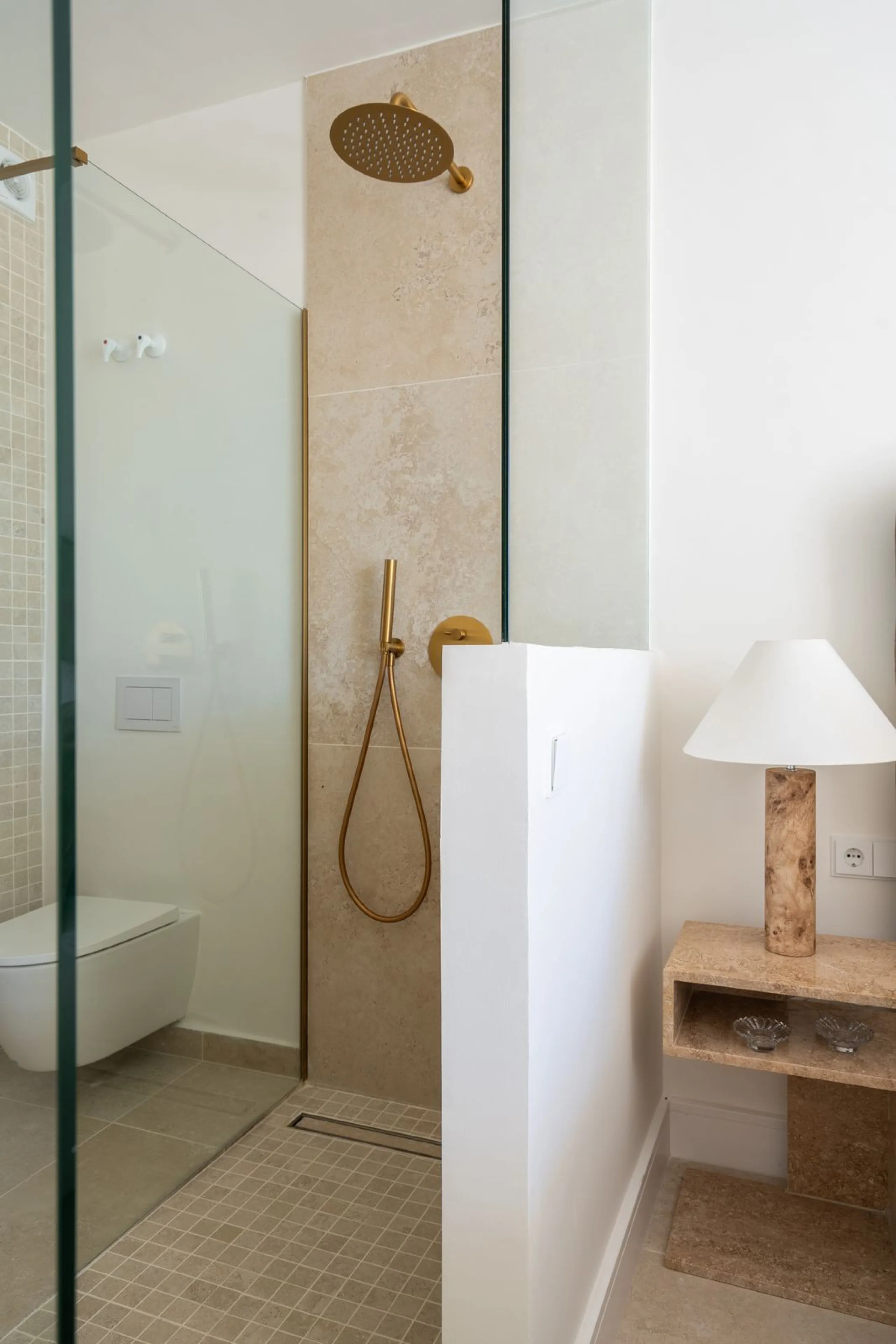 Located in La Quinta, Marbella, this recently renovated ground-floor apartment showcases custom-made furniture, bespoke sinks, and unique marble finishes throughout. It offers 3 bedrooms, 2 bathrooms, and a bright living area opening onto a private terrac