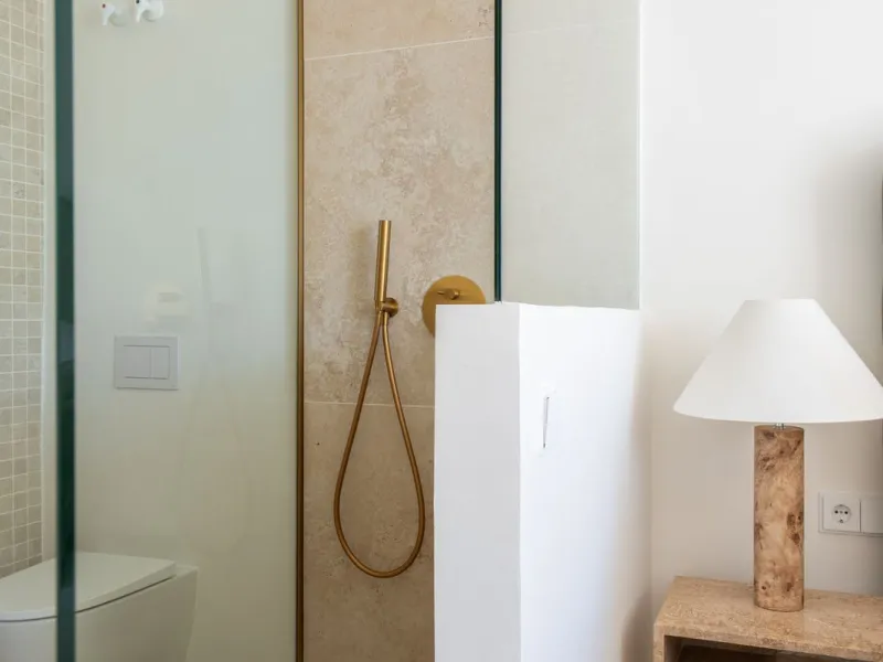 Located in La Quinta, Marbella, this recently renovated ground-floor apartment showcases custom-made furniture, bespoke sinks, and unique marble finishes throughout. It offers 3 bedrooms, 2 bathrooms, and a bright living area opening onto a private terrac