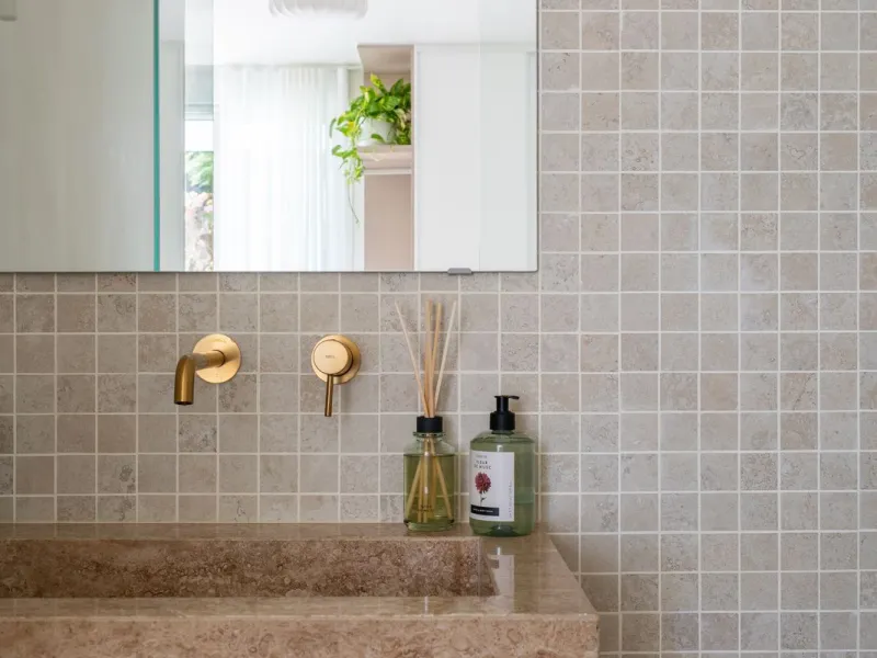 Located in La Quinta, Marbella, this recently renovated ground-floor apartment showcases custom-made furniture, bespoke sinks, and unique marble finishes throughout. It offers 3 bedrooms, 2 bathrooms, and a bright living area opening onto a private terrac